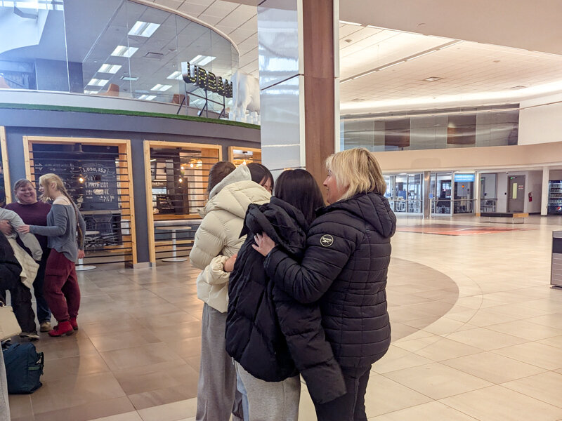 雪の空港での涙のお別れ（サスカツーン班）